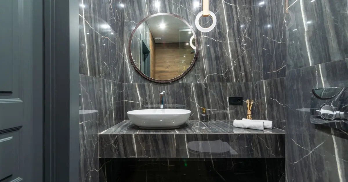 How Smart Mirrors Benefit Modern Bathrooms